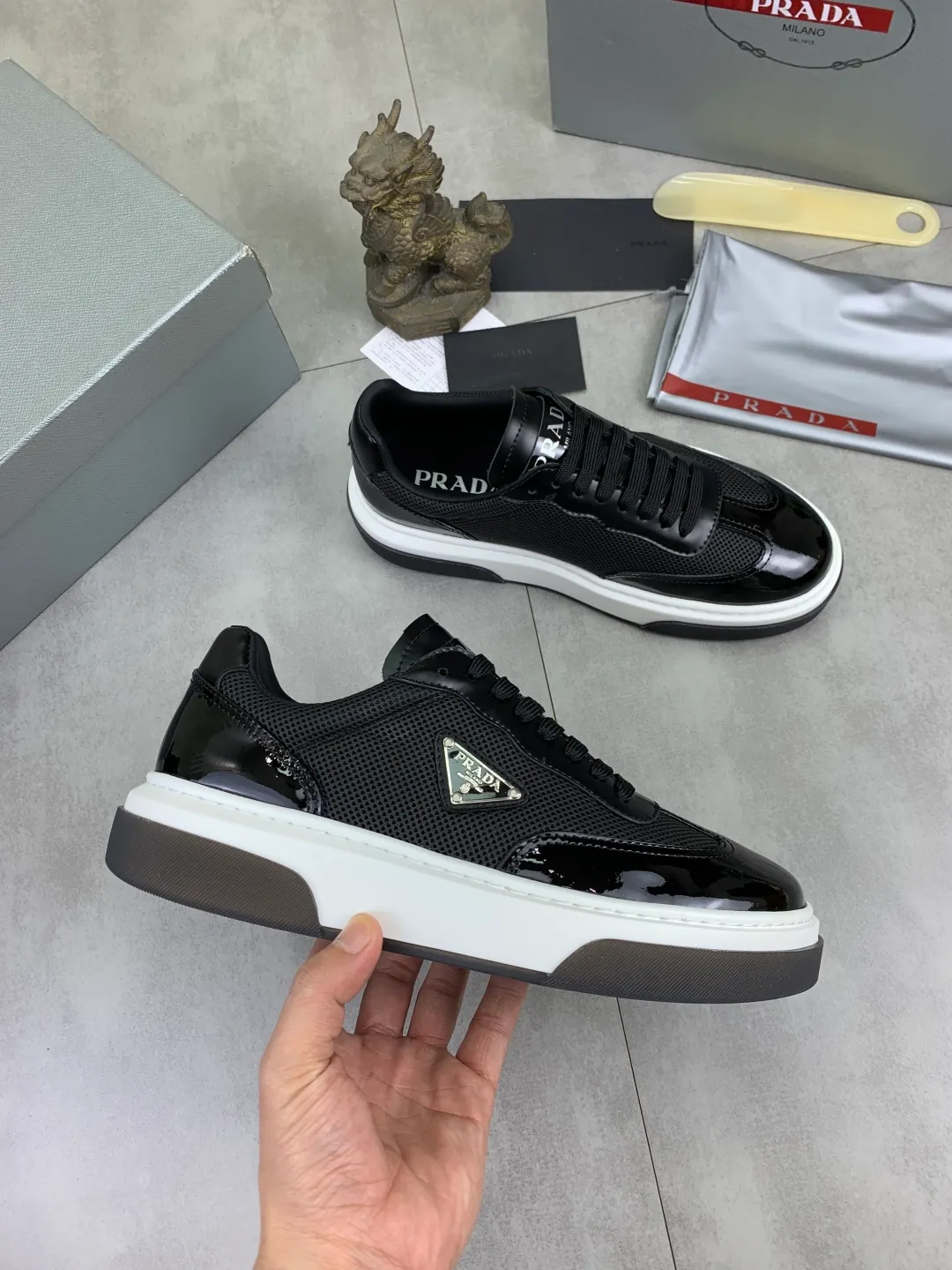 Men's Men's Shoes 💰P600 💰【New Style】 The latest model of high-quality PRADA classic men's shoes has been launched on the official website at 1:1, synchronized in Hong Kong, and on the same catwalk; all made of calfskin➕imported cowhide lining, 🍡🍡original rubber outsole, non-slip and wear-resistant; comfortable on the feet, attractive style, fine workmanship, and simple and neat shoe lasts, showing the courage and toughness of men, 👍Size: 39-44 (45 can be customized) black White color🉑️choose